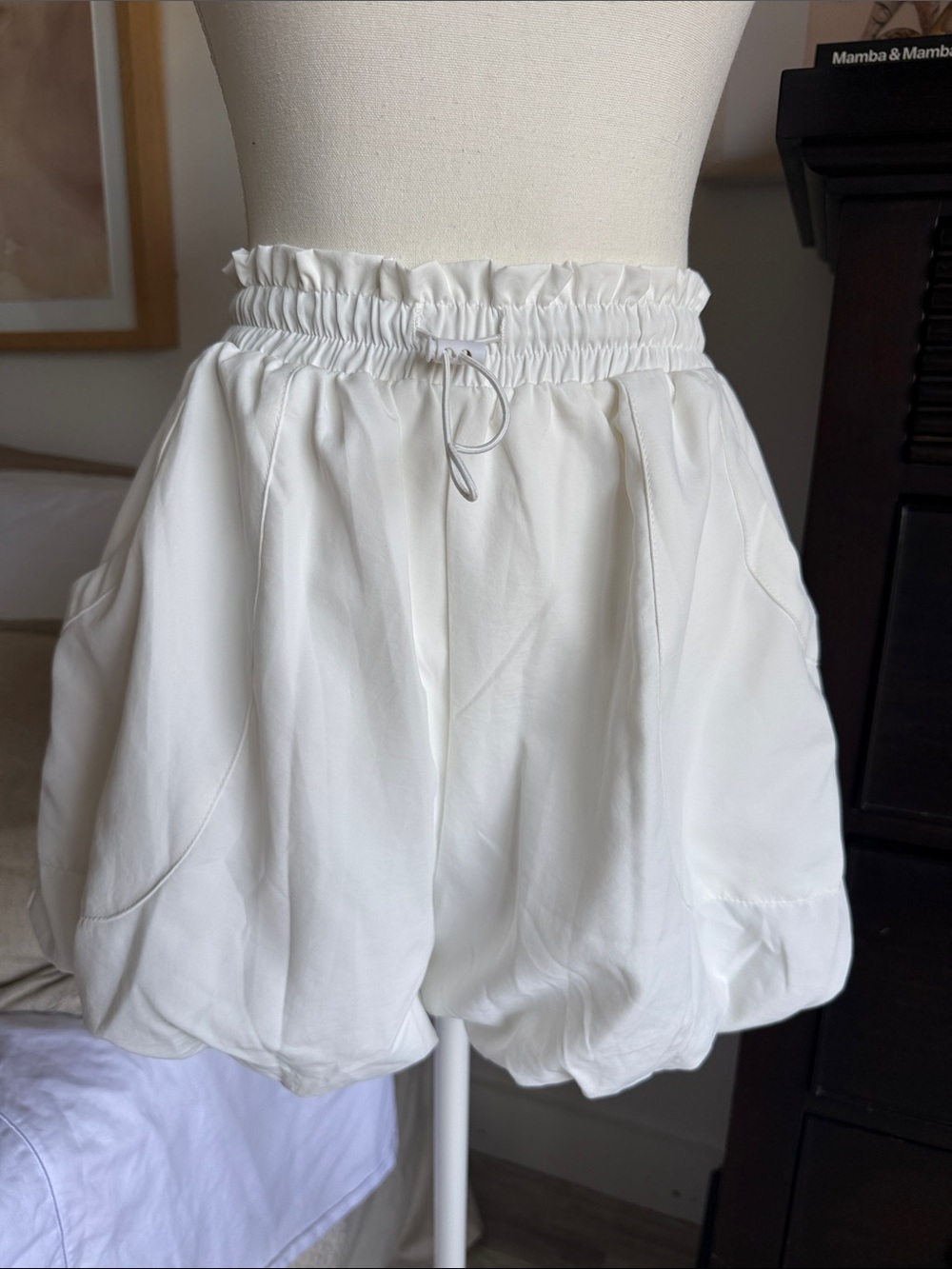 Women’s White Balloon Ruffled Adjustable Waist Shorts 🤍 Small
